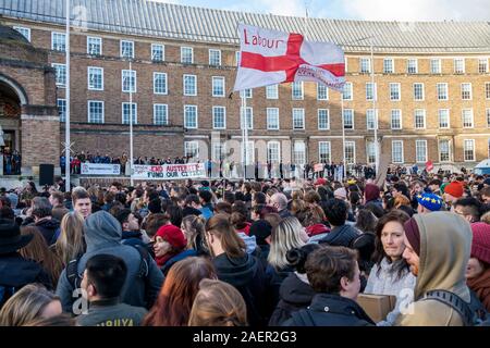 Bristol, Royaume-Uni, 9th Mar, 2019. Jeremy Corbyn partisans sont représentés comme ils écouter des discours lors d'une partie du travail rassemblement à College Green,Bristol. Banque D'Images