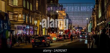 Lumières de Noël dans Oxford Street, Londres pour le shopping. Banque D'Images