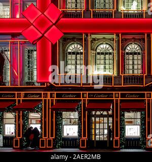 Extérieur de boutique Cartier à New Bond Street, London avec affichage de Noël. Banque D'Images