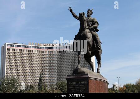 Statue Amir Temur et l'ère soviétique, l'Ouzbékistan Hotel à Tachkent Banque D'Images