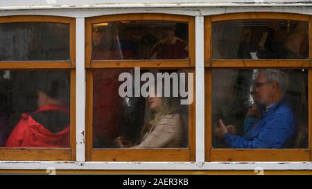 Les personnes voyageant dans le tramway, la Cathédrale de Lisbonne, Lisbonne, Portugal Banque D'Images