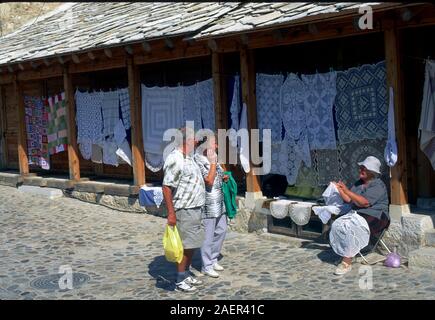 Les touristes d'âge mûr qui sont offerts dans le bazar de dentelle à Mostar, Bosnie-Herzégovine Banque D'Images