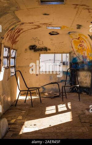 Intérieur de style vieille roulotte Airstream au Bagdad Café à Newberry Springs sur la route 66 en Californie, USA [pas de biens ; dispo Banque D'Images