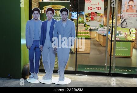 New York, NY, USA. Jul 2017. Ou KPop pop coréenne boy band EXO découper ou stand up à un K-town store à Manhattan. Banque D'Images