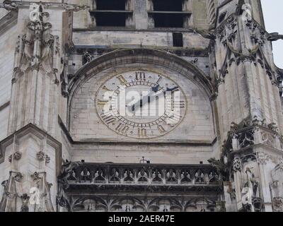 Détail de l'horloge de la Cathédrale Saint-Jean-Baptiste de Troyes / Troyes Cathédrale, France. Banque D'Images