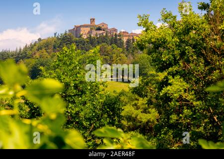 Montone est un petit village perché en Ombrie, Italie, entouré de collines et de fermes. Banque D'Images