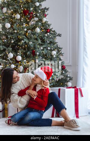 Parent et sa fille assise sur le tapis Banque D'Images