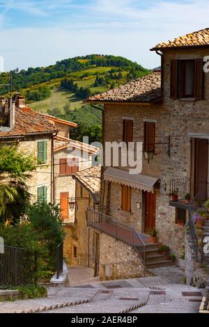 Montone est un petit village perché en Ombrie, Italie, entouré de collines et de fermes. Banque D'Images