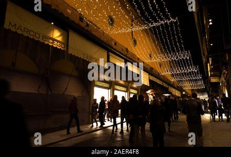 Florence, Décembre 2019 : décorations de Noël dans le centre de Florence avec les touristes qui vont au shopping durant les vacances de Noël. Italie Banque D'Images