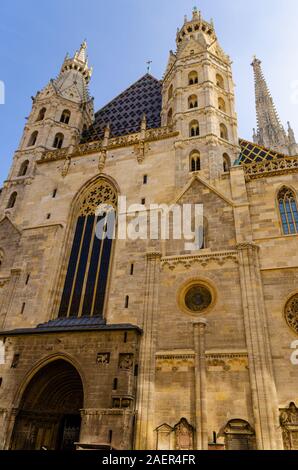 Vue de la cathédrale St Stephan Stephansdom. Église remplie de touristes durant une masse. Banque D'Images