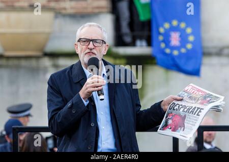 Bristol, UK, 9e Dec,2019. Jeremy Corbyn est photographié parlant à partisans de la photo dans le miroir d'un enfant dormant sur un hôpital du NHS-de-chaussée. Banque D'Images