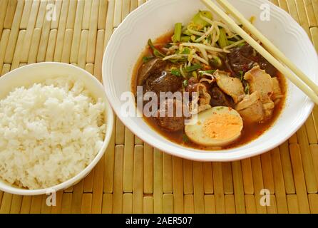 Les entrailles de porc cuit oeuf garniture brun en couple avec riz soupe manger Banque D'Images