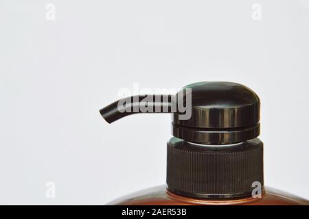 Bouteille de shampoing noir appuyez sur la tête de pompe sur fond blanc Banque D'Images