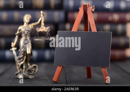 La loi et la justice, la légalité et la justice, Lady concept mini tableau noir en face de droit livres de bibliothèque, fond de bois, toile en bois Banque D'Images