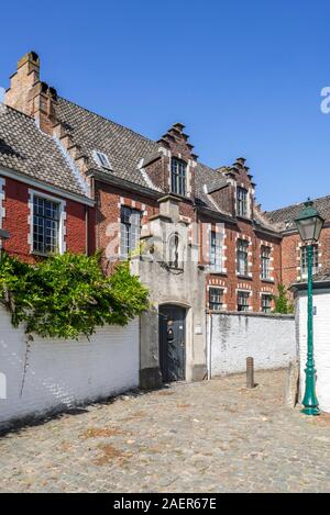 Avec l'allée des maisons rouges dans le petit béguinage O.L.V. Ter / Hooyen Hooie / Notre Dame de Notre-dame Ter Hooyen dans la ville de Gand, Flandre orientale, Belgique Banque D'Images