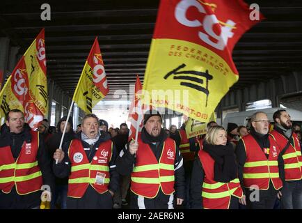 Lyon, France. Dec 10, 2019. Les travailleurs du chemin de fer ('cheminots'') mars à Lyon, France pour protester contre le Macron propositions du gouvernement visant à réformer le système de retraite français.Photo de James Colburn Crédit : James Colburn/ZUMA/Alamy Fil Live News Banque D'Images