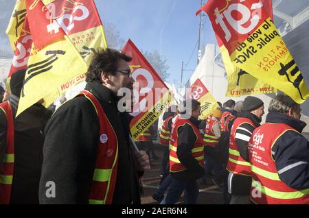 Lyon, France. Dec 10, 2019. Les travailleurs du chemin de fer ('cheminots'') mars à Lyon, France pour protester contre le Macron propositions du gouvernement visant à réformer le système de retraite français.Photo de James Colburn Crédit : James Colburn/ZUMA/Alamy Fil Live News Banque D'Images