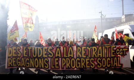 Lyon, France. Dec 10, 2019. Les travailleurs du chemin de fer ('cheminots'') mars à Lyon, France pour protester contre le Macron propositions du gouvernement visant à réformer le système de retraite français.Photo de James Colburn Crédit : James Colburn/ZUMA/Alamy Fil Live News Banque D'Images