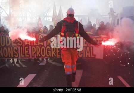 Lyon, France. Dec 10, 2019. Les travailleurs du chemin de fer ('cheminots'') mars à Lyon, France pour protester contre le Macron propositions du gouvernement visant à réformer le système de retraite français.Photo de James Colburn Crédit : James Colburn/ZUMA/Alamy Fil Live News Banque D'Images