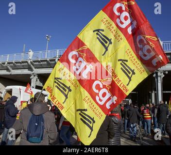 Lyon, France. Dec 10, 2019. Les travailleurs du chemin de fer ('cheminots'') mars à Lyon, France pour protester contre le Macron propositions du gouvernement visant à réformer le système de retraite français.Photo de James Colburn Crédit : James Colburn/ZUMA/Alamy Fil Live News Banque D'Images