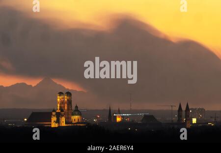 10 décembre 2019, Bavaria, Munich : le panorama alpin Allgäu se tient derrière la toile de fond de la capitale bavaroise par temps clair. Au premier plan, de gauche à droite : la cathédrale de Notre-Dame (Frauenkirche) avec la grande nef et ses tours plus de 98 mètres de haut, l'Église catholique avec le puissant Theatine dôme derrière les deux tours du portail, le Salvator Church, Eglise protestante luthérienne de l'église paroissiale de Saint Matthieu, l'Allerheiligen Église et l'Église Ludwig sur Ludwigstrasse près de l'université au-dessus de la ville. L'image a été prise avec un objectif de 800 millimètres et une longue exposition. P Banque D'Images