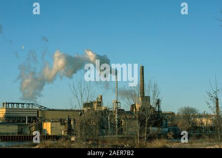 Manitowoc, WI USA, 10 décembre 2019 La fumée s'échapper de la cheminée de la centrale thermique de Banque D'Images