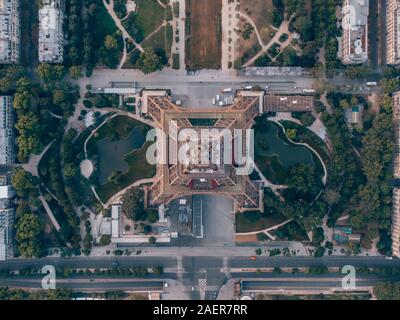 Vue aérienne vers le haut de la Tour Eiffel à Paris, France Banque D'Images