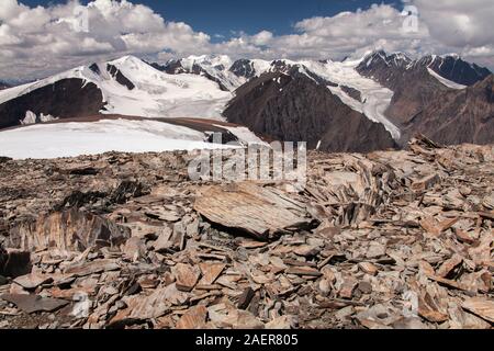 Les roches de la montagne de neige du glacier de l'Altaï Banque D'Images