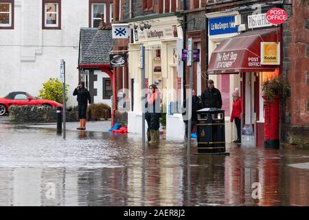 Aberfoyle, Stirlingshire, Scotland, UK. Dec 10, 2019. UK - inondations sur la rue principale d'Aberfoyle après la rivière Forth éclater ses banques Credit : Kay Roxby/Alamy Live News Banque D'Images