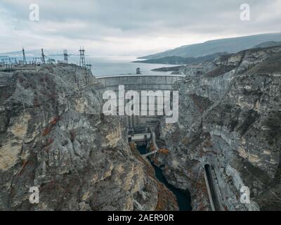 Barrage de la centrale hydroélectrique d'Chirkey au Daghestan, la Russie. Banque D'Images