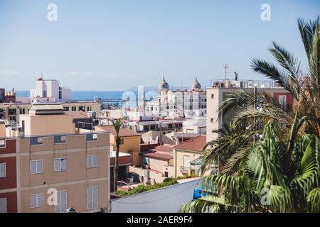 Belle vue aérienne d'Alicante, Communauté Valencienne, Espagne avec port d'Alicante, plage et port de plaisance, avec les montagnes et les toits, vu de Sant Banque D'Images