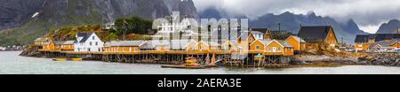 Panorama de la pêche jaune cabines dans Sakrisoy, un petit village de pêche dans les îles Lofoten Moskenes Municipalité le comté de Nordland en Norvège, avec une m Banque D'Images