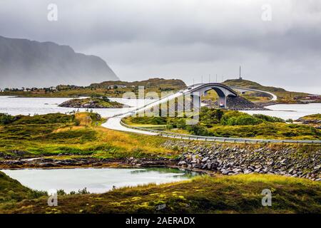 Les ponts, Fredvangbruene Fredvang, sont deux ponts cantilever au crépuscule dans les Lofoten, Norvège. Banque D'Images