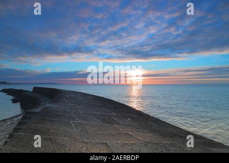 La Cobb à Lyme Regis au lever du soleil Banque D'Images