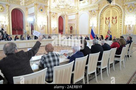 Moscou, Russie. 10 Décembre, 2019. Un participant lève la main pour poser une question au cours du Conseil présidentiel pour la société civile et des droits de l'homme réunion au Kremlin le 10 décembre 2019 à Moscou, Russie. Credit : Alexei Druzhinin/Kremlin extérieure/Alamy Live News Banque D'Images