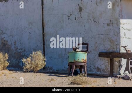 Vieille maison et lave-linge à Newberry Springs sur la route 66 en Californie, USA [pas de biens ; disponible pour les licences éditoriales uniquement] Banque D'Images