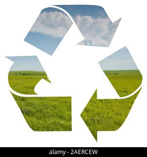 Logo de recyclage isolé sur blanc, avec une image de ciel de printemps avec des prairies ; le concept de l'eau propre et l'air recyclé dans la nature Banque D'Images