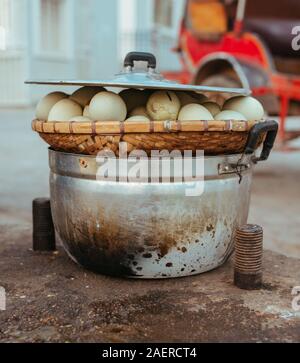 Oeufs de Poulet mijoté avec des embryons dans Cambodin street restaurant Banque D'Images