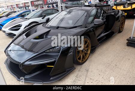 Trois-quart vue frontale d'un noir, McLaren Senna, à l'affiche dans le monde de légendes, à l'enceinte 2019 Silverstone Classic Banque D'Images