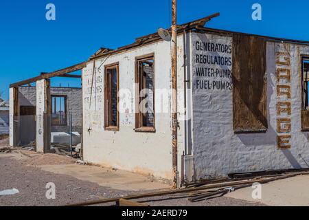 Ruines d'une ancienne station-service à la ville fantôme de Ludlow le long de la route 66 en Californie, USA [pas de biens ; disponible pour les licences de rédaction Banque D'Images