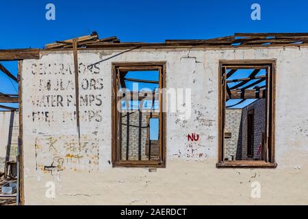 Ruines d'une ancienne station-service à la ville fantôme de Ludlow le long de la route 66 en Californie, USA [pas de biens ; disponible pour les licences de rédaction Banque D'Images