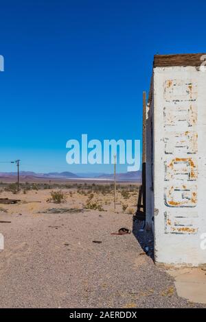 Ruines d'une ancienne station-service à la ville fantôme de Ludlow le long de la route 66 en Californie, USA [pas de biens ; disponible pour les licences de rédaction Banque D'Images
