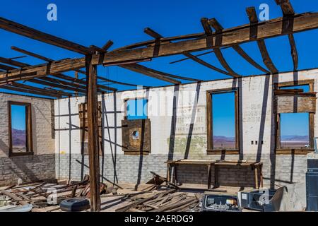 Ruines d'une ancienne station-service à la ville fantôme de Ludlow le long de la route 66 en Californie, USA [pas de biens ; disponible pour les licences de rédaction Banque D'Images