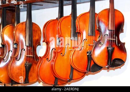 Gros plan de confectionner des violons et altos Banque D'Images