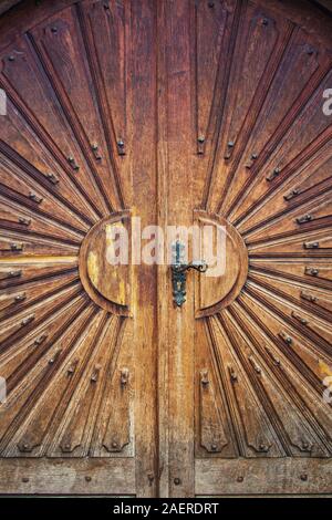 Vieille porte en bois, vitrine fond ornements anciens traditionnels. Belle sculpture en bois porte d'entrée. Banque D'Images