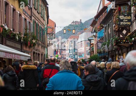 Ribeauvillé, Alsace, France - 8 décembre 2019 : foule marche sur les rues du vieux village français annonce le début de la foire de Noël. Cou Banque D'Images