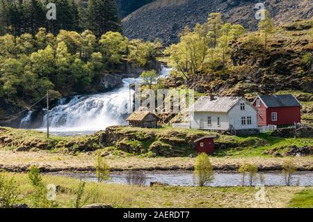 Kaardalsfoss cascade dans la vallée de Flam, à la gare ferroviaire de Flam à Myrdal, Sogn og Fjordane, Norvège Banque D'Images