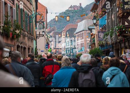 Ribeauvillé, Alsace, France - 8 décembre 2019 : foule marche sur les rues du vieux village français annonce le début de la foire de Noël. Cou Banque D'Images