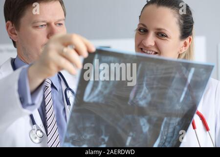 Doctors examining x-ray vertèbre Banque D'Images