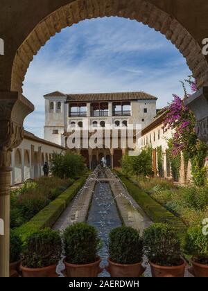 Fontaine à cour de Palais Nasrides, Alhambra, Granada, Espagne Banque D'Images